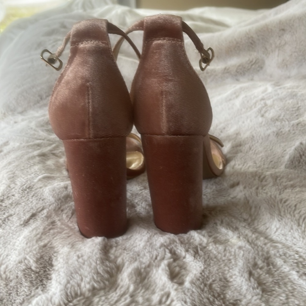 Lulu’s | Taylor Heels - Picture 3 of 7